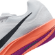Nærbillede af Nike Rival Distance unisex løbesko i hvid/obsidian-bright crimson med sort swoosh, orange mellemsål med struktur og ydersål med lilla riller - perfekt til let løb eller tempo- og intervaltræning.