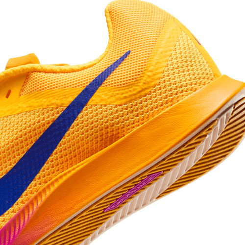 Et nærbillede af hælen og mellemsålen på Nike Zoom Rival Distance, Herre, Citron Pulse/Indigo Burst-Hyper Violet, viser en blå Swoosh, tekstureret mesh-overdel og orange-hvid sål på en almindelig hvid baggrund.
