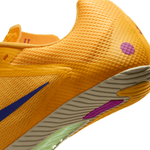 Nærbillede af siden og sålen på Nike Zoom Rival Sprint herre sko i Citron Pulse/Indigo Burst-Hyper Violet, med en struktureret orange overdel, lilla detaljer og lysegrønne og lilla accenter på ydersålen.