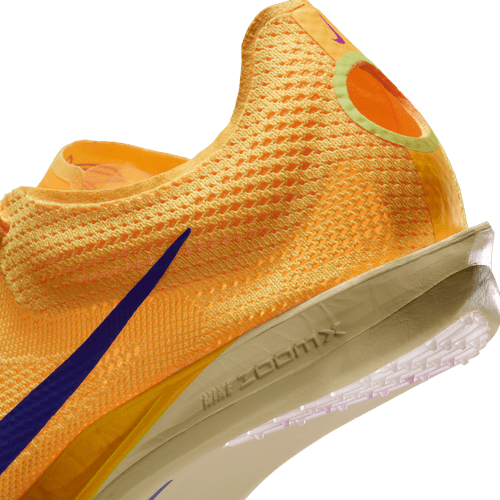 Nærbillede af hælen og siden på Nike Dragonfly 2 Herre løbesko i Citron Pulse/Indigo Burst-Vivid Purple, med lilla swoosh, synlig mesh-struktur og NIKE ZOOMX-branding inspireret af Dragonfly 2-designet.