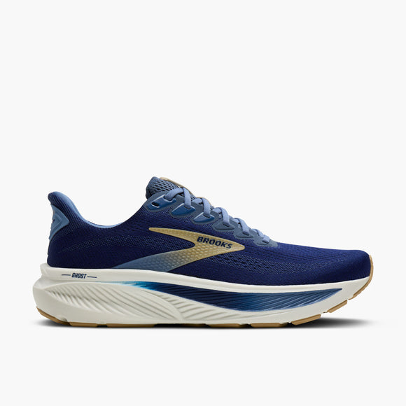 Brooks Ghost 17 Herre i Beacon Blue/Moonlight/Starfish har en blå mesh-overdel, hvid og blå polstret sål, solbrune og grå detaljer og Brooks-logoet, der er vist i profil på en almindelig hvid baggrund.