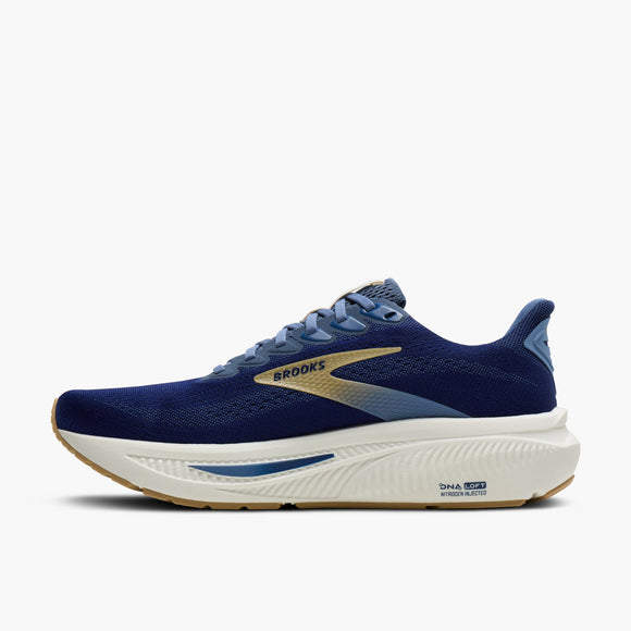 Brooks Ghost 17 herresko i Beacon Blue/Moonlight/Starfish har en blå overdel med hvid sål, guld og lyseblå detaljer og "Brooks"-branding på siden, der vises i profil mod en almindelig hvid baggrund.
