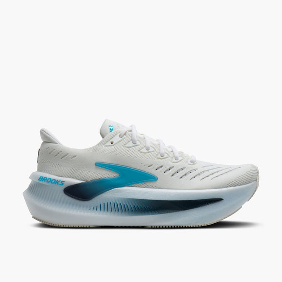 En hvid Brooks Glycerin Max 2 løbesko herre med blå og spellbound accenter, med en overdel i mesh, hvide snørebånd, tyk polstret sål og "Brooks" trykt nær hælen.