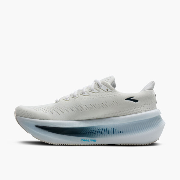 Et sidebillede af en hvid Brooks Glycerin Max 2 løbesko herre med en overdel i mesh, hvide snørebånd og et lille sort logo nær hælen. Den tykke, halvgennemsigtige blåtonede sål er mærket DNA TUNED.