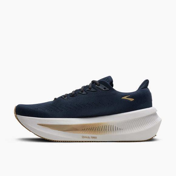 Brooks Glycerin Max 2 løbesko herre i Spellbound/Starfish/White har en tyk, max-dæmpet hvid og guld sål for maksimal komfort og et lille guldlogo på siden. Vises på en almindelig hvid baggrund.