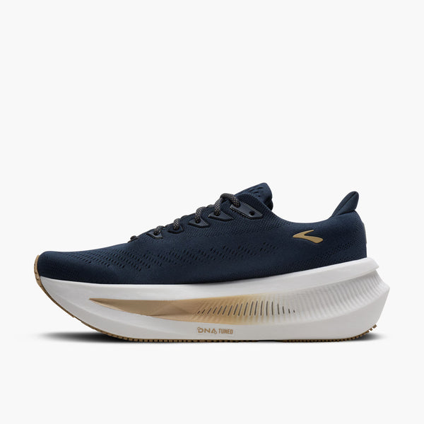 Brooks Glycerin Max 2 løbesko herre i Spellbound/Starfish/White har en tyk, max-dæmpet hvid og guld sål for maksimal komfort og et lille guldlogo på siden. Vises på en almindelig hvid baggrund.