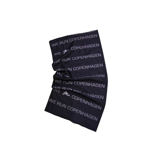 Marathon Sport Multiscarf, unisex, sort fra Marathon Sport er et alsidigt tilbehør i sort med gentaget hvid tekst »WE RUN COPENHAGEN« og små løberikoner trykt i rækker. Den er ideel til løb og andre udendørsaktiviteter og præsenteres på en hvid baggrund med bløde folder og rynker.