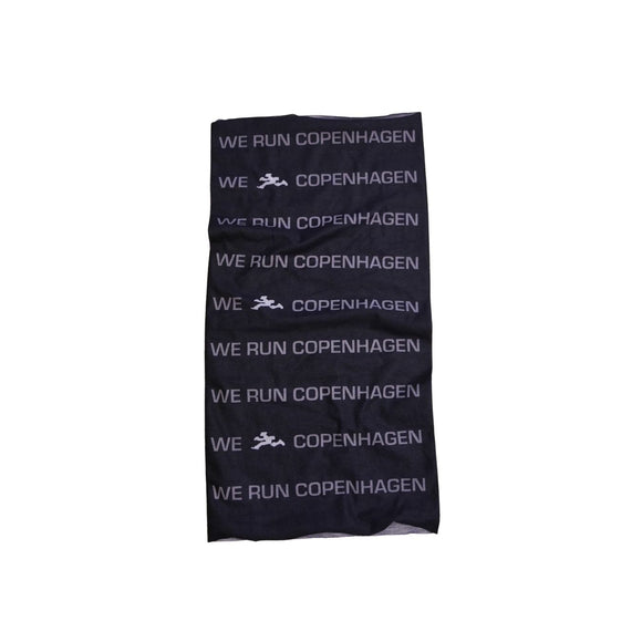 Her præsenterer vi Marathon Sport Multiscarf, unisex, sort fra Marathon Sport – et alsidigt sort multitørklæde prydet med den gentagne hvide tekst »WE RUN COPENHAGEN« og et ikon af en løber. Det er perfekt til løb og andre udendørsaktiviteter og vises her lagt fladt ud på en hvid baggrund.