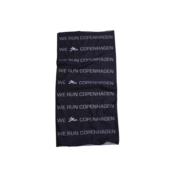 Her præsenterer vi Marathon Sport Multiscarf, unisex, sort fra Marathon Sport – et alsidigt sort multitørklæde prydet med den gentagne hvide tekst »WE RUN COPENHAGEN« og et ikon af en løber. Det er perfekt til løb og andre udendørsaktiviteter og vises her lagt fladt ud på en hvid baggrund.
