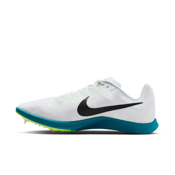 Nike Rival Distance i White/Black-Bright Spruce-Vapor Green er en unisex løbesko, vist i sideprofil, der er ideel til mellemdistanceløb og har justerbar pigsko for optimalt greb.