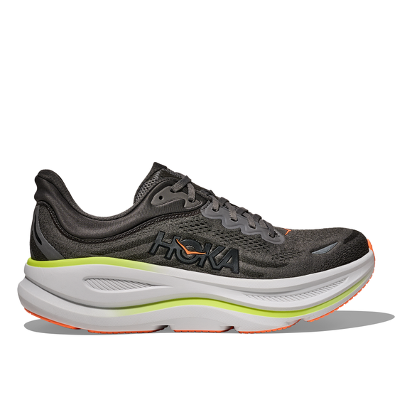 Hoka Bondi 9 Herre i Asphalt Grey/Gravel har en tyk hvid og grøn sål, orange detaljer og Hoka-logoet på siden for maksimal komfort, vist på en hvid baggrund.