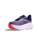 Hoka Bondi 9, Dame i Berry Jam/Berry Patch har en fyldig lilla farve med marineblå snørebånd og detaljer, en tyk hvid sål med en gul stribe og en orange slidbane. Den er designet til maksimal komfort og vises på en hvid baggrund med let skygge.