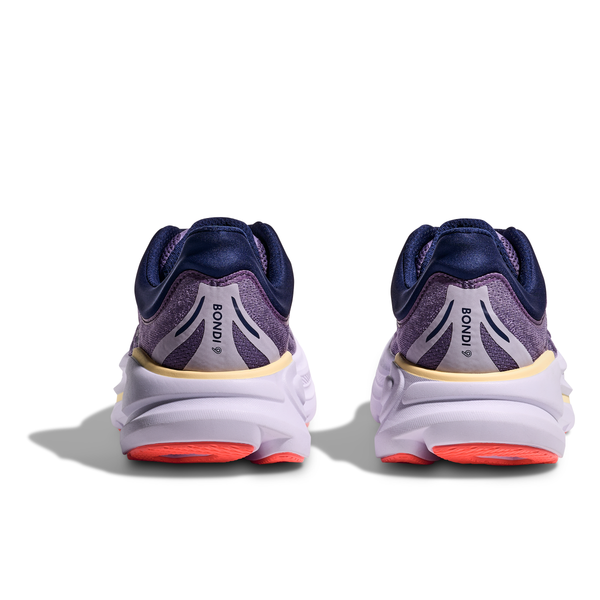 Et par Hoka Bondi 9 Dame løbesko i Berry Jam/Berry Patch set bagfra, med lilla/navy overdel, hvide mellemsåler, røde ydersåler og "BONDI" trykt på hver hæl for maksimal komfort.