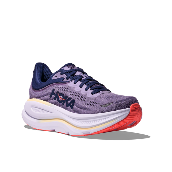 Hoka Bondi 9 Dame løbesko i farven Berry Jam/Berry Patch har en tyk hvid og gul sål, marineblå snørebånd og orange slidbane foran-designet til maksimal komfort og vist mod en hvid baggrund.