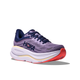 Hoka Bondi 9 Dame løbesko i farven Berry Jam/Berry Patch har en tyk hvid og gul sål, marineblå snørebånd og orange slidbane foran-designet til maksimal komfort og vist mod en hvid baggrund.