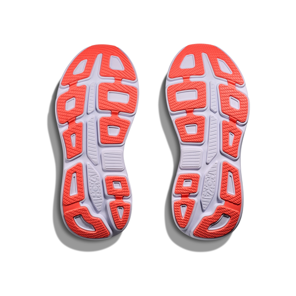 Hoka Bondi 9 Dame i Berry Jam/Berry Patch har hvide og orange ydersåler med geometriske slidbanemønstre og riller for optimal komfort og greb, der vises nedefra mod en ren hvid baggrund.