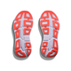 Hoka Bondi 9 Dame i Berry Jam/Berry Patch har hvide og orange ydersåler med geometriske slidbanemønstre og riller for optimal komfort og greb, der vises nedefra mod en ren hvid baggrund.