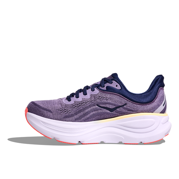 Hoka Bondi 9 Dame i Berry Jam/Berry Patch har marineblå detaljer, en hvid polstret sål med gule detaljer og en lyserød slidbane, der vises side om side mod en hvid baggrund.