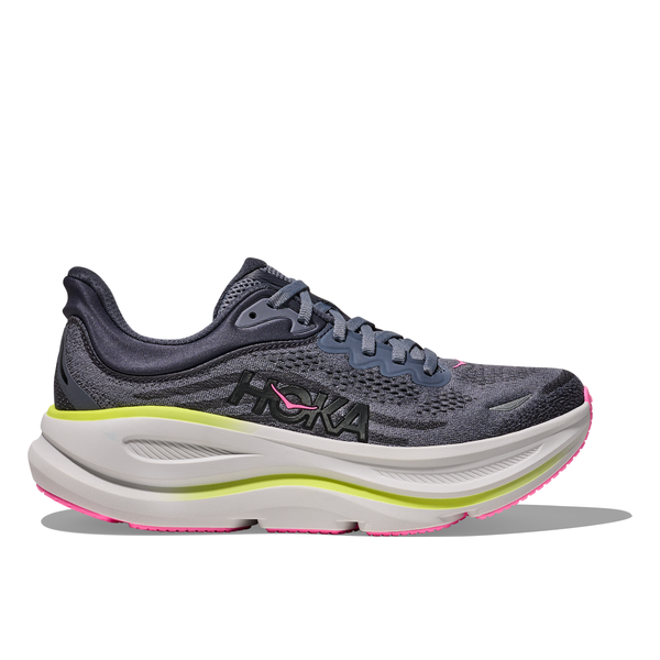 Hoka Bondi 9 Dame i Charcoal Grey/Grey Skies har en åndbar overdel i mesh, en tyk hvid sål og et signaturlogo, der giver komfortabelt løb og stødabsorbering i denne stilfulde damesko.