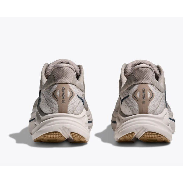 Et par Hoka Clifton 10 herresko i Putty/Grout, vist bagfra med lysegråt mesh, beige trækflige mærket CLIFTON 10 og tykke hvide såler med solbrune gummiaccenter på hælene.