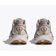 Et par Hoka Clifton 10 herresko i Putty/Grout, vist bagfra med lysegråt mesh, beige trækflige mærket CLIFTON 10 og tykke hvide såler med solbrune gummiaccenter på hælene.