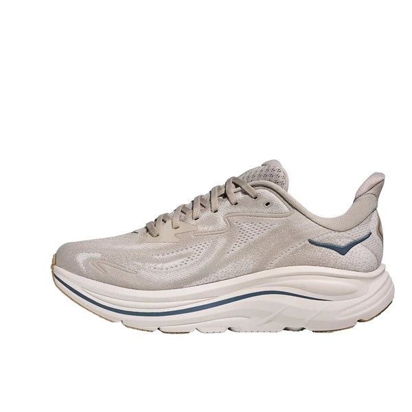 Et sidebillede af Hoka Clifton 10 herreløbesko i Putty/Grout med en overdel i lys beige mesh, snørelukning, tyk støddæmpende sål og et diskret blåt logo nær hælen på en hvid baggrund.
