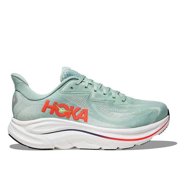 Hoka Clifton 10, Herre i Sage/Neon Flame er en lysegrøn løbesko til mænd med en tyk hvid sål, orange logo, koralfarvede og gule detaljer. Denne mængdetræningssko har snørebånd og en let buet mellemsål.
