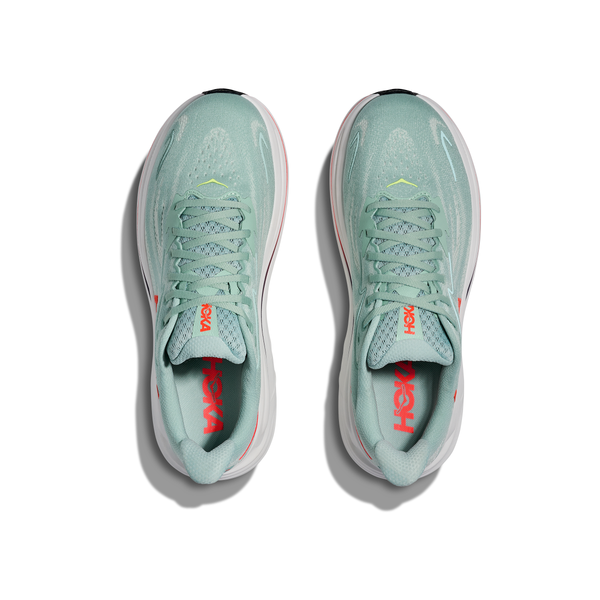 Et par Hoka Clifton 10, Herre, Sage/Neon Flame mængdetræningssko vises ovenfra med turkise snørebånd, hvide mellemsåler og rødt Hoka-mærke på indlægssålerne. Skoene står side om side på en hvid baggrund.