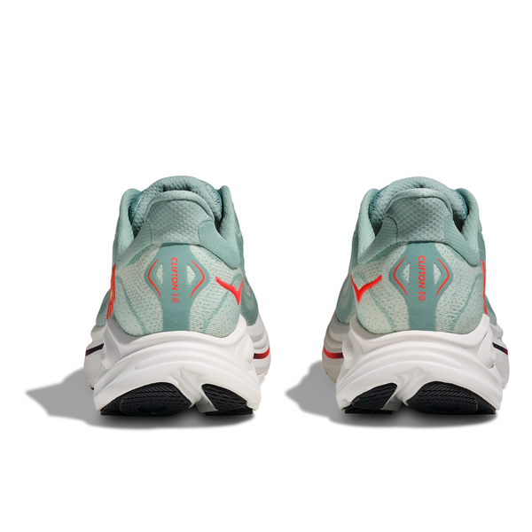 Et par Hoka Clifton 10 herre mængdetræningssko i Sage/Neon Flame, med hvide såler og koralfarvede detaljer, vist bagfra på en almindelig hvid baggrund med "CLIFTON 10" synligt på hver hæl.