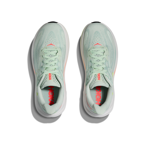 Topbillede af Hoka Clifton 10 dame løbesko i Sea Glass/Neon Flame med lysegrøn overdel, hvide såler og røde detaljer på tungen og hælen - ideel mængdetræningssko - vist på en hvid baggrund.