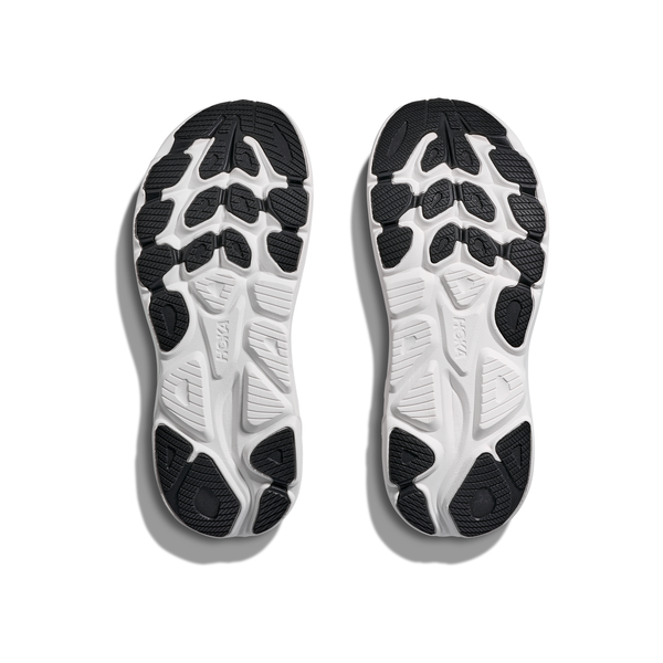 Et par Hoka Clifton 10 Dame-såler i Sea Glass/Neon Flame med sort-hvide mønstre, tekstureret sort gummi for greb og præget Hoka branding - ideel mængdetræningssko til løbesko dame.