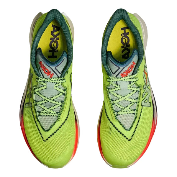 Et par Hoka Cielo X1 3.0 (Unisex) løbesko i Neon Yuzu/Thyme, set ovenfra med fede "HOKA"-logoer på indersålen og tungen - perfekte til maratonløb og stylet med livlige detaljer, placeret side om side.