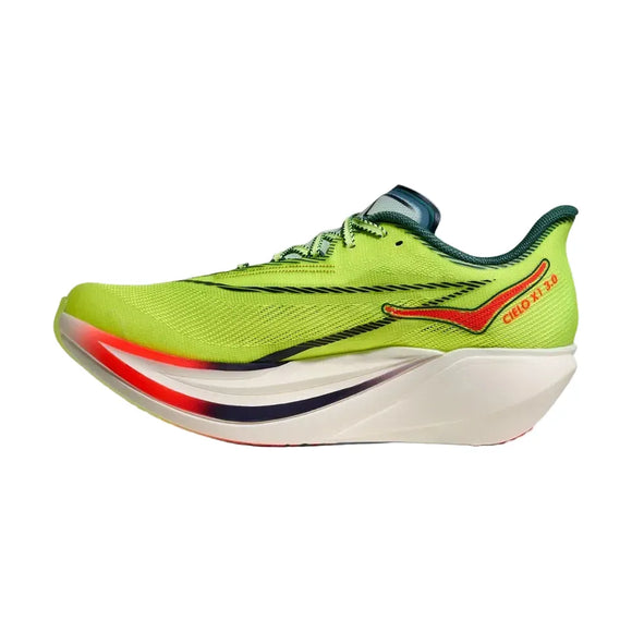 Hoka Cielo X1 3.0 Unisex i Neon Yuzu/Thyme har en overdel i mesh, en tyk hvid sål, røde og marineblå detaljer og "Cielo X1" i orange ved hælen - et strømlinet design, der er ideelt til maratonløb.