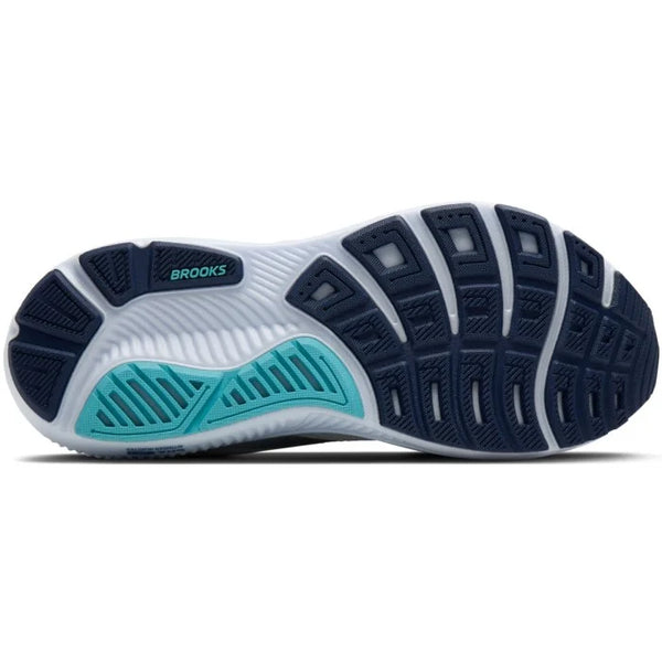 Nærbillede af Brooks Ghost 17, Herre, White/Beacon Blue/Ipanema-sålen, der viser mørkeblå og blågrønne slidbanemønstre og riller for optimalt greb og fleksibilitet.