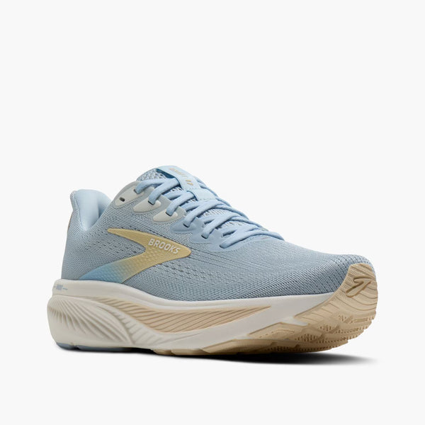Brooks Ghost 17 Dame løbesko i Skyway/Coconut/Sand har en overdel i lyseblå mesh med beige og hvide detaljer, blød dæmpning i sålen og Brooks-logo på siden, der vises mod en almindelig hvid baggrund.