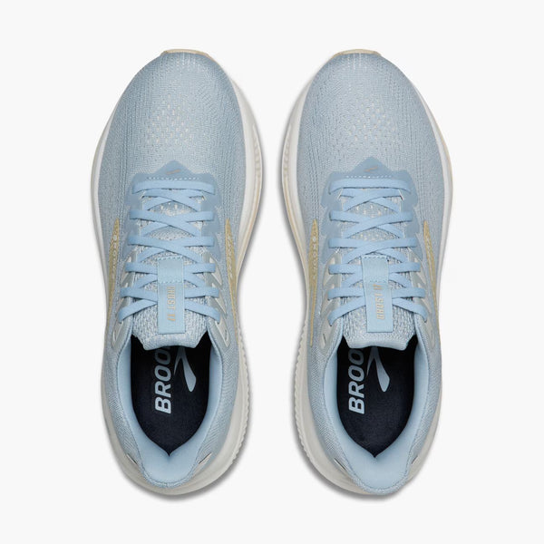 Et par Brooks Ghost 17 dame løbesko i Skyway/Coconut/Sand set fra oven, med blød dæmpning, hvide mellemsåler, beige sideaccenter, hvide snørebånd og BROOKS trykt på de sorte indersåler.