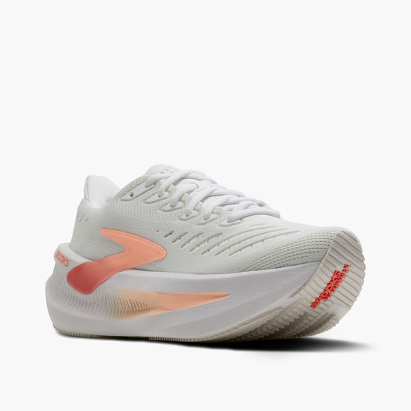 Brooks Glycerin Max 2 Dame i White/Coral/Peach har et ferskenfarvet bølgedesign, en tyk polstret sål for maksimal komfort, hvide snørebånd og rødt branding nær hælen og tåen. Skoen er vist vinklet for at vise ydersiden og sålen.