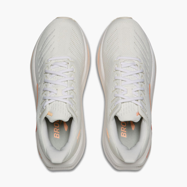 Et par Brooks Glycerin Max 2 Dame løbesko i White/Coral/Peach, set fra oven, med hvide snørebånd og en overdel i mesh for maksimal komfort. Brooks-logoet er synligt på indersiden nær hælområdet.