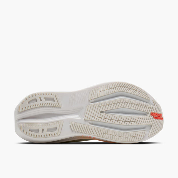 Billedet viser undersiden af Brooks Glycerin Max 2 Dame i White/Coral/Peach og fremhæver den strukturerede sål og det røde BROOKS-logo nær hælen for maksimal komfort.