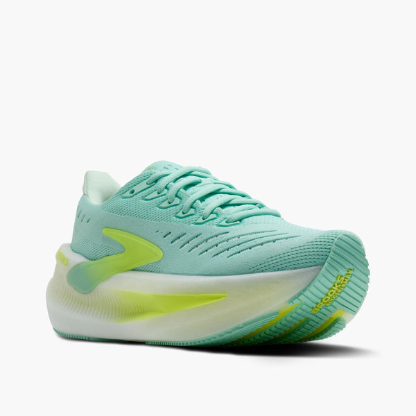 Brooks Glycerin Max 2 Dame løbesko i farven Yucca/Nightlife/White har gule detaljer på sål og hæl, en tyk, polstret sål for maksimal komfort og snørebånd, præsenteret på en hvid baggrund.