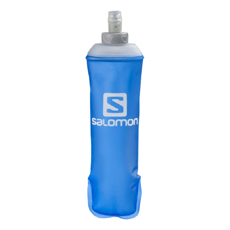 En Salomon Soft Flask 500 ml STD 42, Unisex, i klar blå med hvidt logo og gennemskinnelig dysehætte, står oprejst mod en hvid baggrund.
