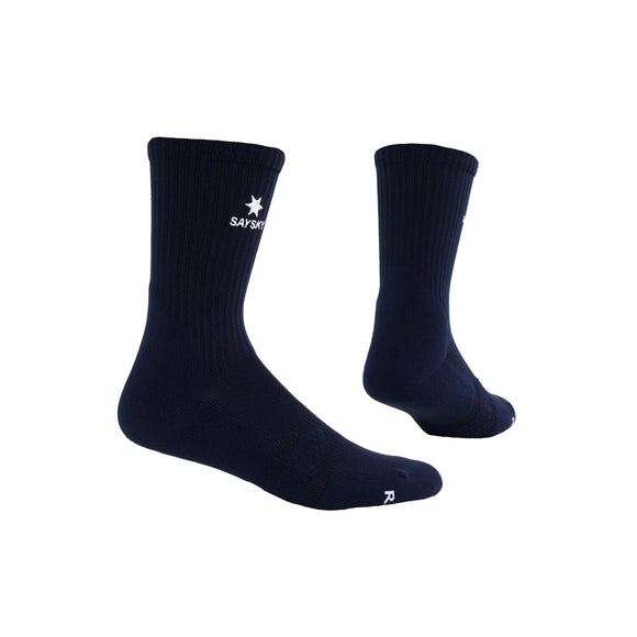 To Saysky Logo Rib Combat Socks 100, unisex og blå, vises på en hvid baggrund - den ene opretstående med det hvide stjernelogo og tekst, den anden vinklet, så man kan se bagsiden og sålen.