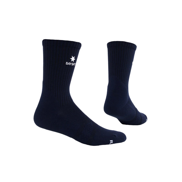 To Saysky Logo Rib Combat Socks 100, unisex og blå, vises på en hvid baggrund - den ene opretstående med det hvide stjernelogo og tekst, den anden vinklet, så man kan se bagsiden og sålen.