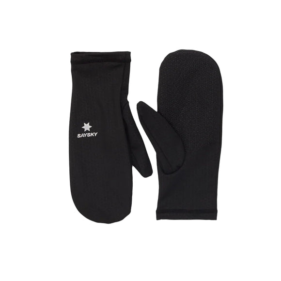 Et par sorte unisex Saysky Combat Mittens: den ene har Saysky-logoet og en stjerne, den anden er vist med håndfladen opad. Enkelt design, perfekt til vintertræning eller som løbehandsker. Vises på en almindelig hvid baggrund.