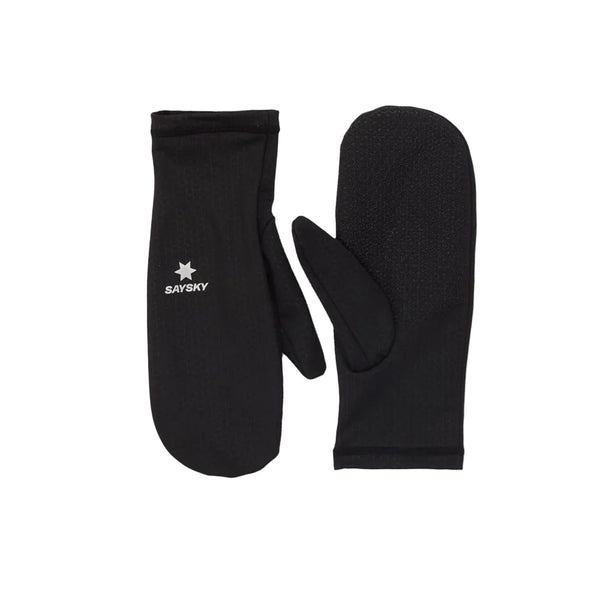 Et par sorte unisex Saysky Combat Mittens: den ene har Saysky-logoet og en stjerne, den anden er vist med håndfladen opad. Enkelt design, perfekt til vintertræning eller som løbehandsker. Vises på en almindelig hvid baggrund.