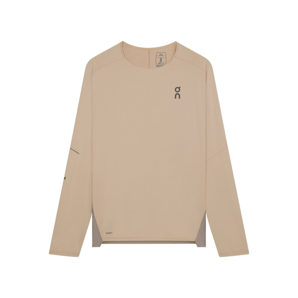 On Performance Long-T til mænd i Desert/Cinder har rund hals, logo på brystet og grafiske detaljer på ærmerne. Denne funktionelle træningstrøje er lavet af hurtigtørrende materiale og er lagt fladt på en almindelig hvid baggrund.