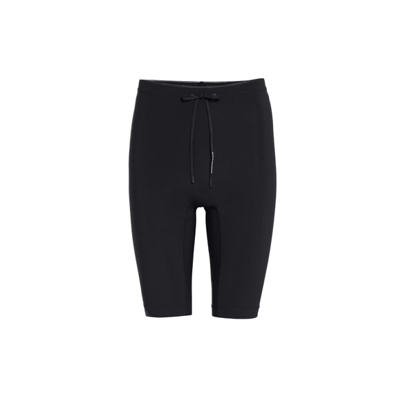 ON Zero Half Tight, Herre, vist i sort på en ensfarvet hvid baggrund. Disse tætsiddende shorts, der går til knæet, har snøre i taljen og er fremstillet af et elastisk stof – perfekte til sport eller fritid.