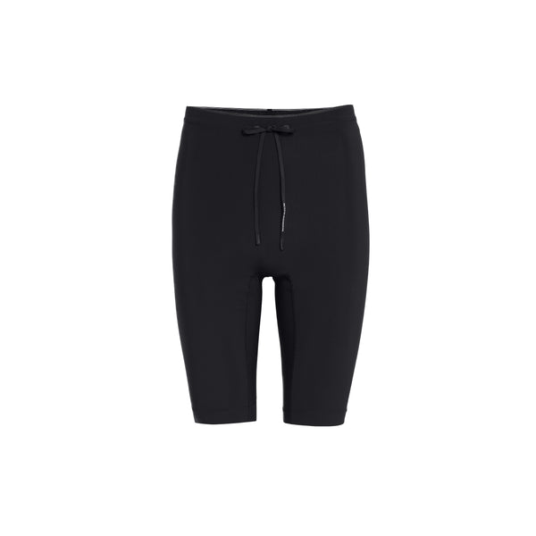 ON Zero Half Tight, Herre, vist i sort på en ensfarvet hvid baggrund. Disse tætsiddende shorts, der går til knæet, har snøre i taljen og er fremstillet af et elastisk stof – perfekte til sport eller fritid.
