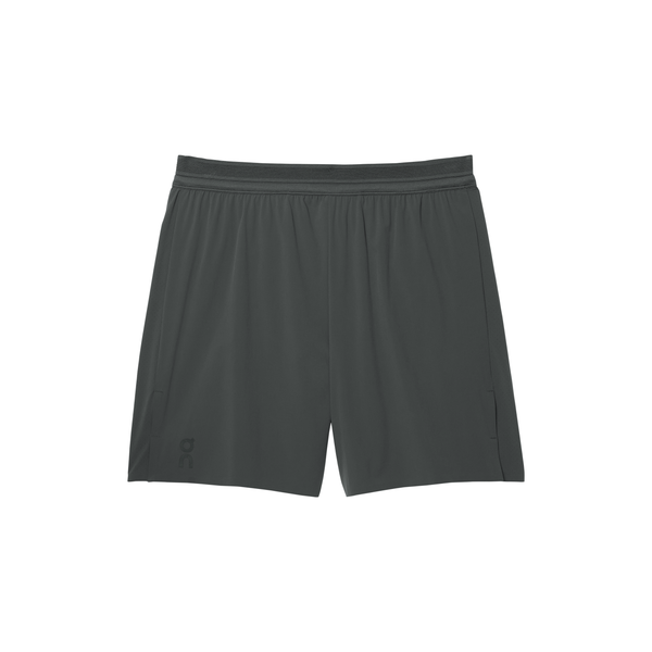 Et par On 7" Performance Shorts, Herre, Eclipse er vist på en almindelig hvid baggrund med en elastisk linning og subtile sømdetaljer.