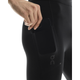 En person lægger en smartphone i sidelommen på sorte On Performance Tights, Herre-højtydende sportsleggings med On-logo.